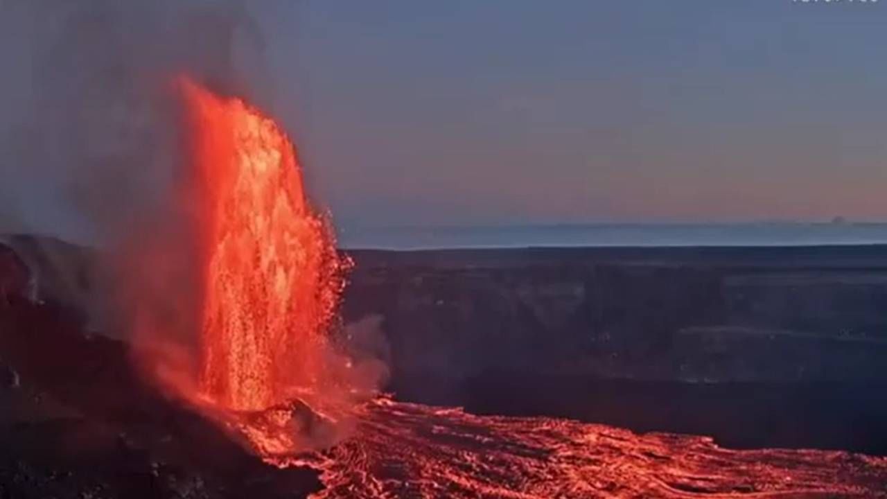 बुधवारी हवाईच्या बिग आयलंडवरील माउंट किलौआ ज्वालामुखीचा उद्रेक सलग नऊ तास सुरू होता, ज्यामुळे काही वेळा १२०० फूट उंचीपर्यंत लावाचे फवारे बाहेर पडत होते. गेल्या डिसेंबरपासून या ज्वालामुखीचा २८ वेळा उद्रेक झाला आहे.