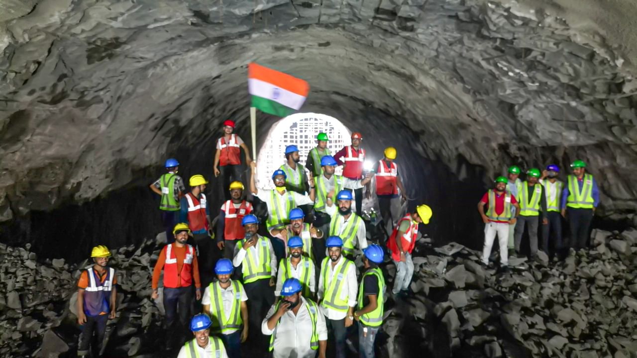 मुंबई-अहमदाबाद बुलेट ट्रेनच्या सागरी बोगद्याचा पहिला ब्रेक थ्रु,  २.७ किमी लांबीचा बोगदा पूर्ण