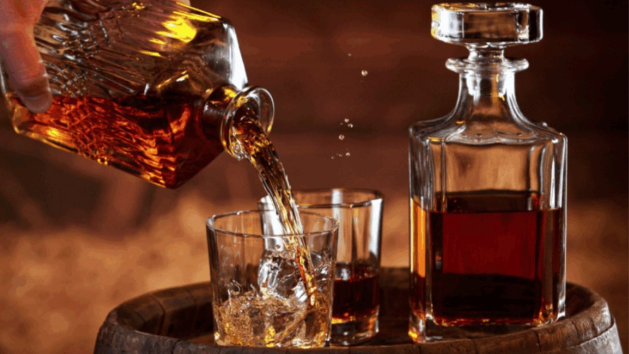  ब्रिटिश वसाहतवादी राजवटीत व्हिस्की भारतात आली. ब्रिटिश स्थलांतरितांनी स्कॉच व्हिस्कीमध्ये रस निर्माण केला आणि या स्पिरिटला लवकरच लोकप्रियता मिळाली. 