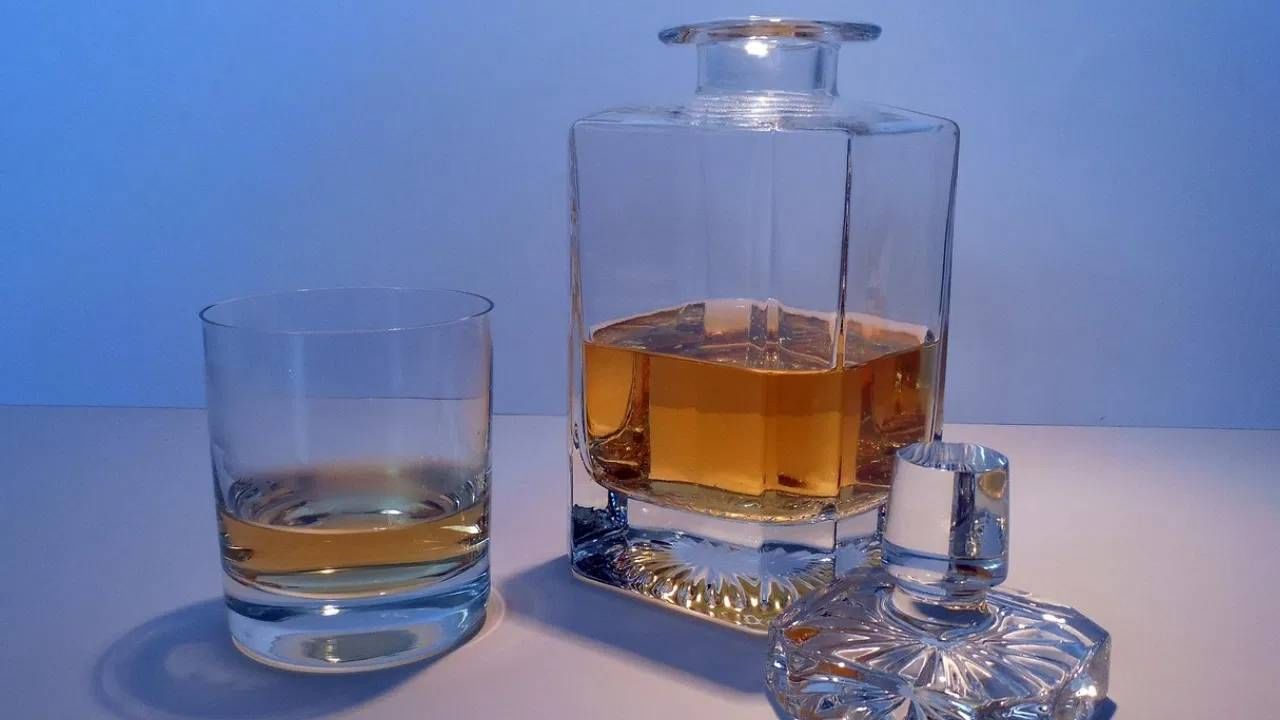 ड्रिंक शाकाहारी की मांसाहारी कसं ओळखायचं? या सोनल सी हॉलंड सांगतात की, फिल्ट्रेशन प्रोसेस ड्रिंक मांसाहारी करू शकते. त्यामुळे त्याच्या प्रोसेसबाबत माहिती असणं गरजेचं आहे. दारुच्या बाटलीवर माहिती दिलेली असते. ती वाचून शाकाहारी की मांसाहारी याबाबत समजू शकता. (Photo: Pixabay)