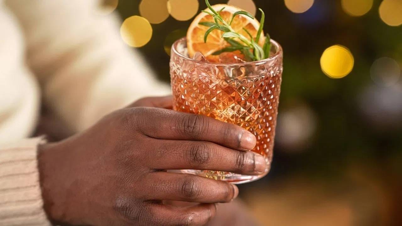 वाइन आणि बिअर मांसाहारी आहेत का? असा प्रश्न आता निर्माण होतो. यावर वाइन तज्ज्ञ सोनल सी हॉलंड म्हणतात की, काही वाइन आणि बिअर मांसाहारी आहेत. त्यात अंड्याचा पांढरा भाग आणि प्राण्यांपासून मिळवलेले जिलेटिन वापरले जाते. त्यांच्या मदतीने पेय फिल्टर केले जाते. (Photo: Pixabay)