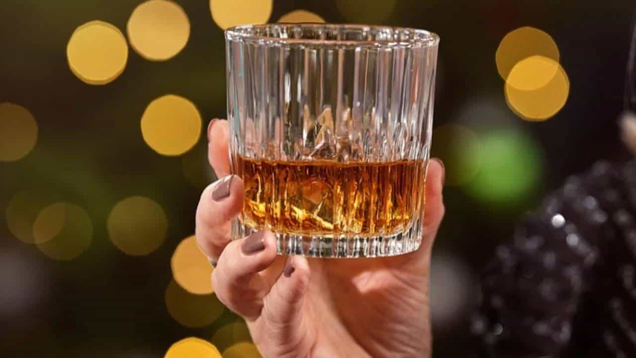 भारतात व्हिस्की रिचवणाऱ्यांची संख्या सर्वाधिक आहे. भारतात सर्वाधिक व्हिस्कीचा खप होतो. पण अनेक अल्कोहोलिक ड्रिंकमध्ये अशा काही गोष्टी असतात, त्यामुळे ती मांसाहारी ठरते. व्हिस्की शाकाहारी की मांसाहारी? तज्ज्ञांकडून जाणून घेऊयात. (Photo: Pixabay)