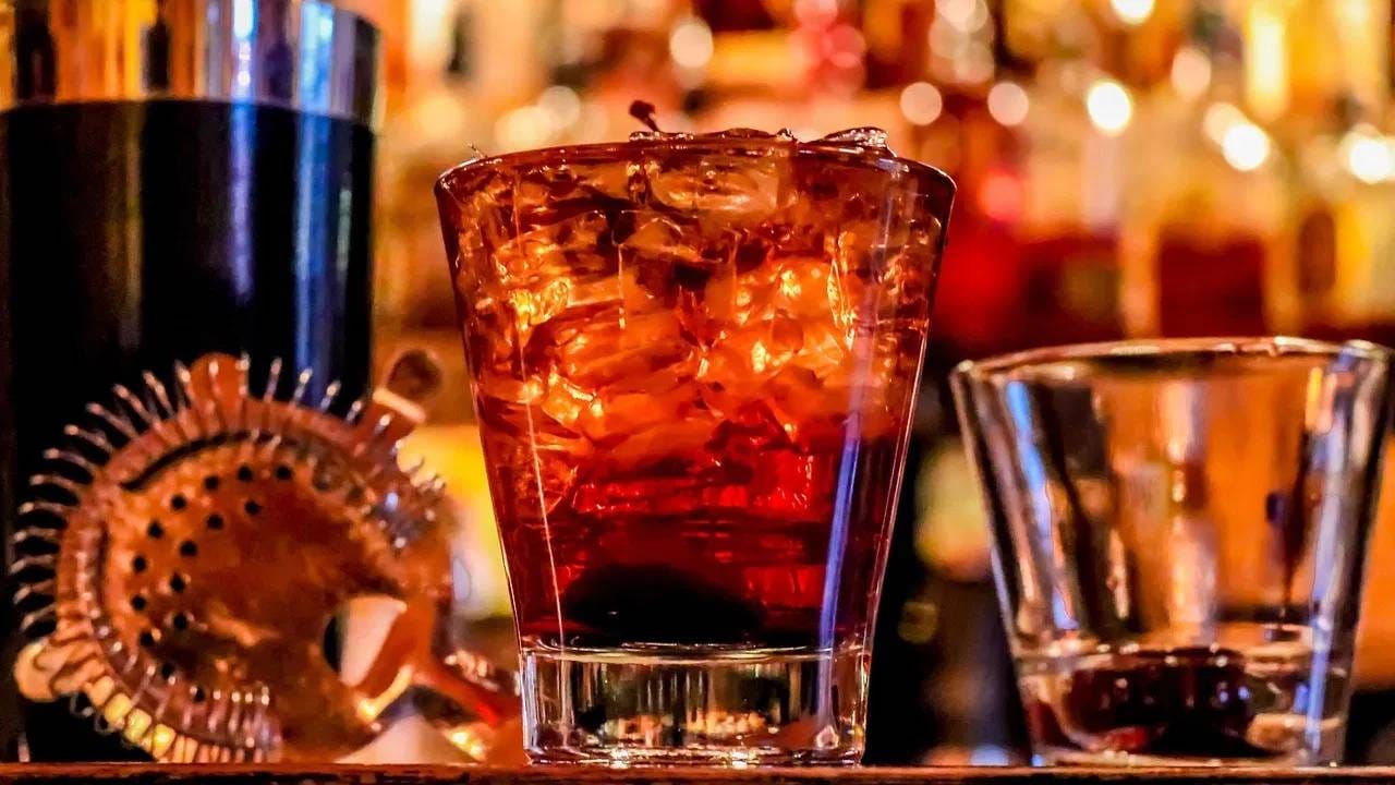 तुम्ही फिल्टर पद्धतीने समजू शकता. या शिवाय तुम्ही ब्रँडची फिल्टरेशन पद्धत तपासू शकता. यामुळे तुम्ही घेत असलेली ड्रिंक शाकाहारी की मांसाहारी हे कळतं. इतकंच काय त्यावर व्हेगन फ्रेंडली लेबल पाहून देखील कळू शकतं. (Photo: Pixabay)