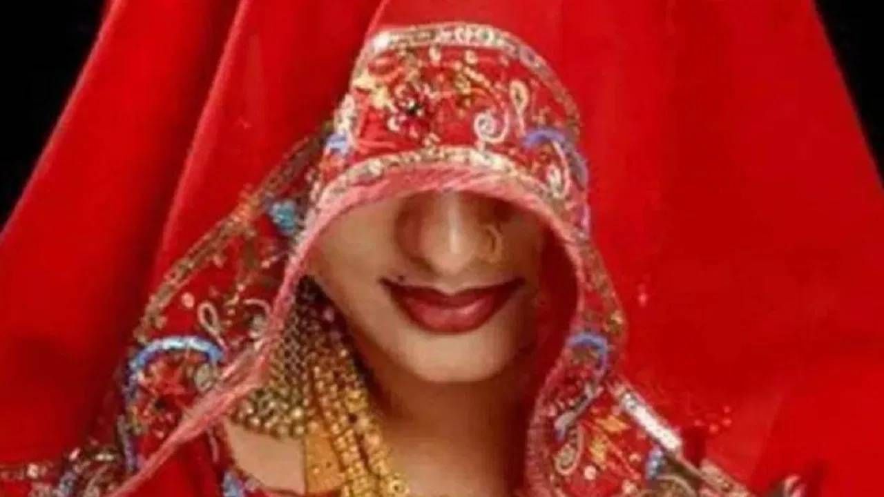 कविताने तिघांवर अशी जादू केली की, अखेर एकाला संपवावं लागलं, जर तुला वाटत असेल की आपण... कविताने तिघांवर अशी जादू केली की, अखेर एकाला संपवावं लागलं, जर तुला वाटत असेल की आपण...