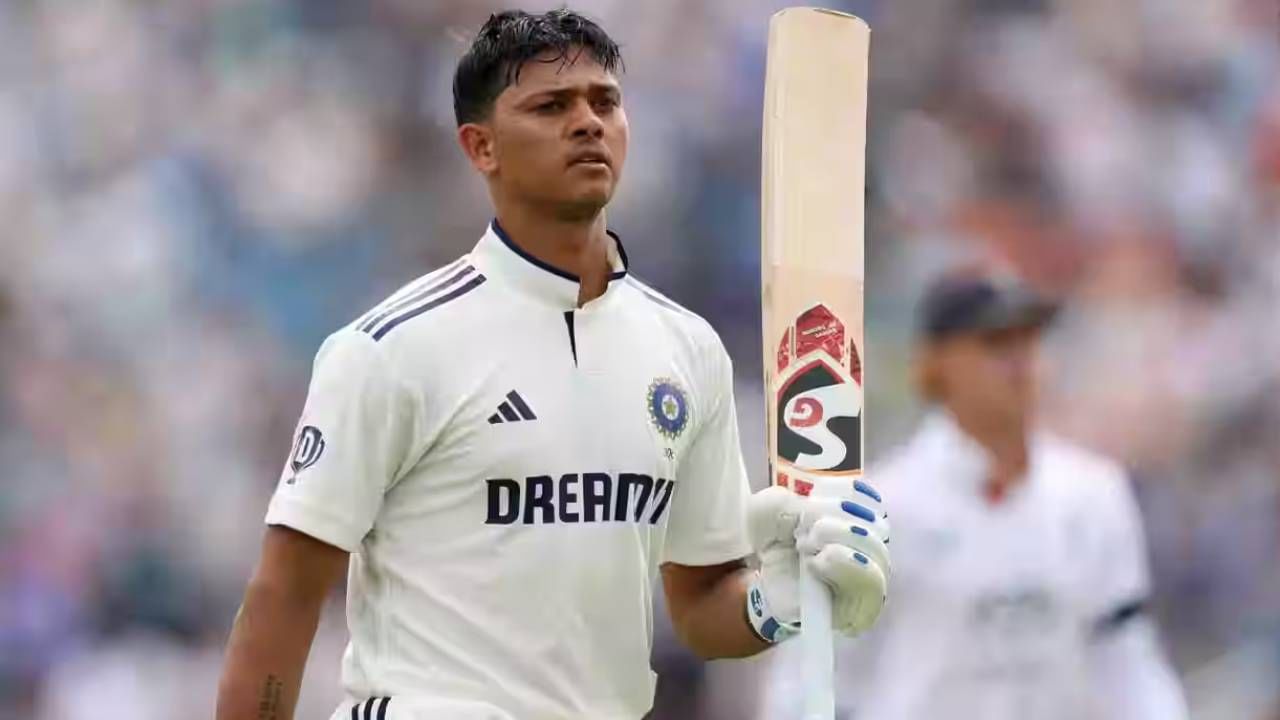 कसोटी क्रिकेटमध्ये यशस्वी जयस्वालने नवा अध्याय लिहिला आहे. यशस्वी जयस्वालने दुसऱ्या कसोटीच्या दुसऱ्या डावात ही कामगिरी केली. यासह त्याने दिग्गज राहुल द्रविड आणि वीरेंद्र सेहवाग यांचा विक्रम मोडीत काढला आहे. (फोटो- बीसीसीआय)