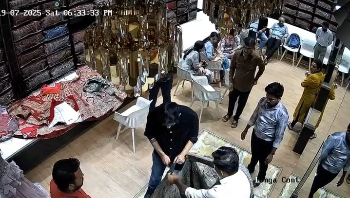 याशिवाय सुमित सयानी याने गुगल रिव्ह्यूवर निगेटिव्ह पोस्ट करून तुमचं दुकान बंद पाडीन अशी धमकीही दिली. या घटनेमुळे दुकानदार प्रवीण समातानी आणि त्यांच्या कर्मचाऱ्यांमध्ये भीतीचे वातावरण निर्माण झालं आहे. बाजारपेठ पोलिसांनी घटनेची गंभीर दखल घेत सुनीत सयानी विरोधात भा.दं.वि. कलम 352, 324(5), 351(3), 425 तसेच मुंबई पोलीस अधिनियमाचे कलम 37(1), 135 अंतर्गत गुन्हा दाखल केला आहे. तसेच पोलीस याचा अधिक तपास करत आहेत.