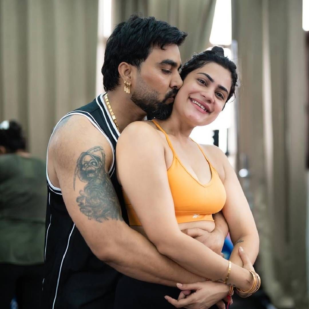 अरमानसोबतच पायल आणि कृतिकासुद्धा सोशल मीडियावर खूप सक्रिय असतात. या सर्वांचे वेगवेगळे युट्यूब पेजेस आहेत. या पेजवर ते दररोज नवनवीन व्हिडीओ अपलोड करतात. त्यावर लाखो व्ह्यूज आणि लाइक्स मिळतात. पत्नी आणि मुलांशिवाय अरमान मलिकची स्वत:ची एक मोठी टीम आहे. या टीमपैकी काही जण व्हिडीओ बनवण्याचं आणि काही जण व्हिडीओ एडिट करण्याचं काम करतात.
