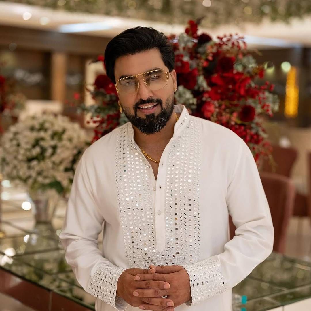 मुलं कशी राहतायत, याविषयी आम्ही त्या नवीन व्लॉगमध्ये अपडेट देत राहू, असंही अरमानने चाहत्यांना सांगितलं आहे.  अरमानचं खासगी आयुष्य हे जणू खुल्या किताबाप्रमाणे आहे. त्याच्या दैनंदिन जे-जे घडतं ते सर्व तो सोशल मीडियावर व्लॉगच्या माध्यमातून शेअर करतो. 
