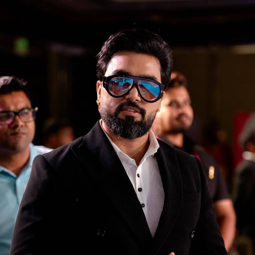 प्रसिद्ध युट्यूबर सतत कोणत्या ना कोणत्या कारणामुळे सोशल मीडियावर चर्चेत असतो. आता त्याने थेट व्लॉगिंग बंद करण्याची घोषणा केली आहे. अरमानने दोनदा लग्न केलं असून दोन्ही पत्नींपासून त्याला चार मुलं आहेत. कृतिका आणि पायल मलिक अशी त्याच्या पत्नींची नावं आहेत. 
