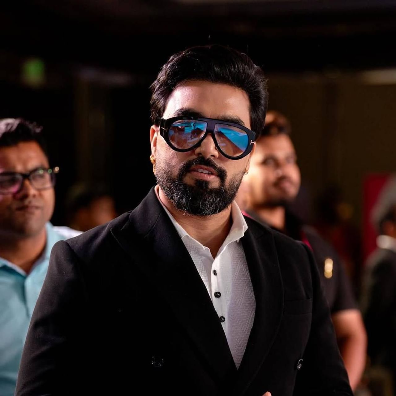 प्रसिद्ध युट्यूबर सतत कोणत्या ना कोणत्या कारणामुळे सोशल मीडियावर चर्चेत असतो. आता त्याने थेट व्लॉगिंग बंद करण्याची घोषणा केली आहे. अरमानने दोनदा लग्न केलं असून दोन्ही पत्नींपासून त्याला चार मुलं आहेत. कृतिका आणि पायल मलिक अशी त्याच्या पत्नींची नावं आहेत. 
