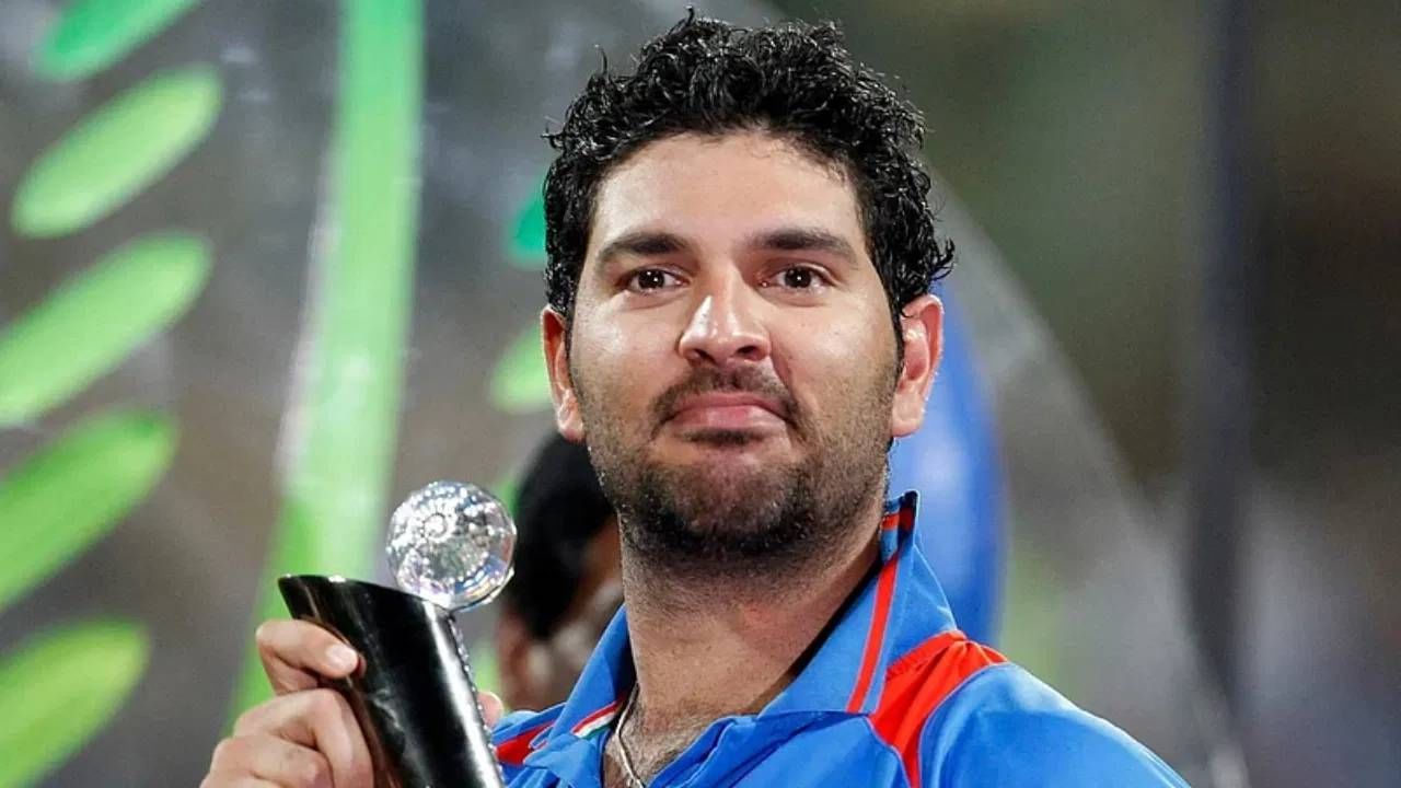 2011 च्या विश्वचषकात युवराज सिंगची कामगिरी खूप चांगली होती. युवराजने फलंदाजीने 362 धावा केल्या आणि गोलंदाजीत 15 विकेट्स घेतल्या. या अद्भुत कामगिरीमुळे त्याला स्पर्धेतील सर्वोत्तम खेळाडू म्हणूनही निवडण्यात आले. अंतिम सामन्यात टीम इंडियाने श्रीलंकेचा 6 विकेट्सने पराभव केला आणि 28 वर्षांनी विश्वचषक जिंकला. (सर्व फोटो- टीव्ही 9 नेटवर्क/कन्नडवरून)