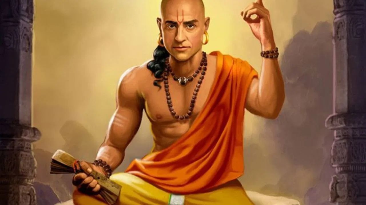 अनेक लोकांना रात्री स्वयंपाकघरात घाणेरडी भांडी टाकून झोपण्याची सवय असते. आचार्य चाणक्य म्हणतात की, एखाद्या व्यक्तीच्या या सवयीमुळे त्याला देवी लक्ष्मीची नाराजी सहन करावी लागू शकते, ज्यामुळे त्या व्यक्तीला आर्थिक समस्यांना तोंड द्यावे लागते. अशा परिस्थितीत याची काळजी घ्या.