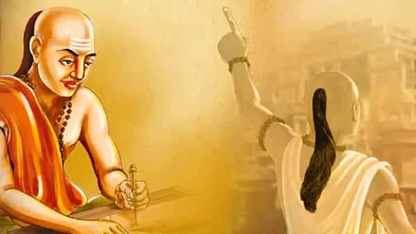 आचार्य चाणक्य हे एक महान विचारवंत, अर्थशास्त्रज्ञ आणि राजनयिक होते. त्यांनी त्यांच्या चाणक्य नीति या पुस्तकात माणसाने आपले जीवन कसे जगावे याचा थोडक्यात सारांश दिला आहे.