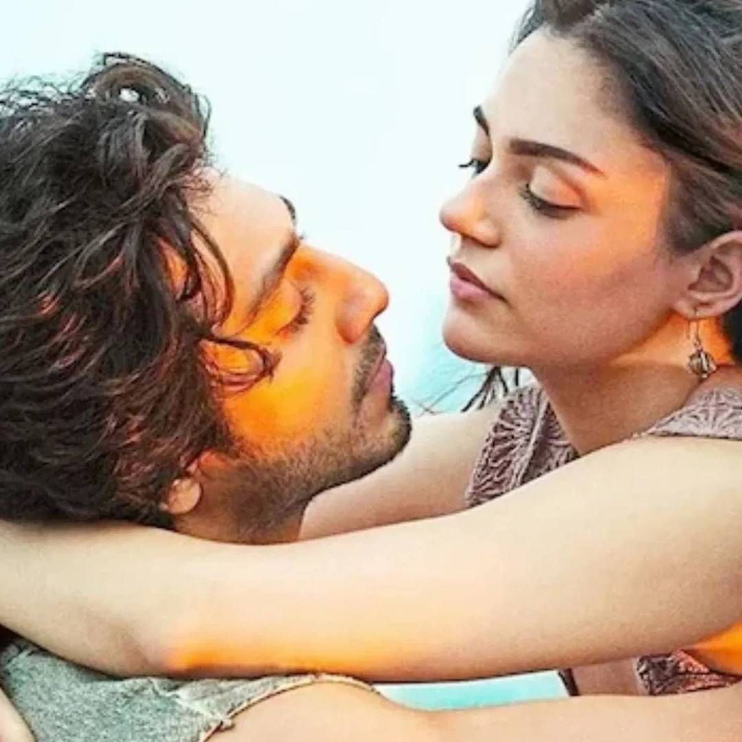 'सैयारा' 18 जुलैला थिएटर्समध्ये रिलीज झाला. बऱ्याच प्रेक्षकांना हा चित्रपट आवडला आहे. रिलीजनंतर चित्रपटाने भरपूर कमाई सुद्धा केली. चित्रपटात दोन नवीन चेहरे सुद्धा आहेत. अनीत पड्डा आणि अहान पांडे. या चित्रपटाद्वारे अहानने डेब्यु केलाय. 