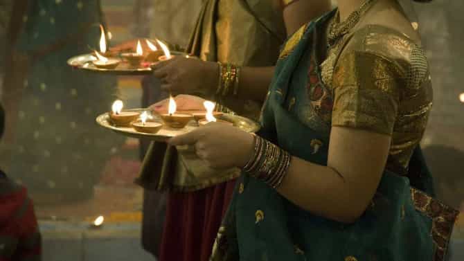 आरतीमध्ये दिशा, दिवा आणि सूर का महत्त्वाचे असतात? जाणून घ्या...