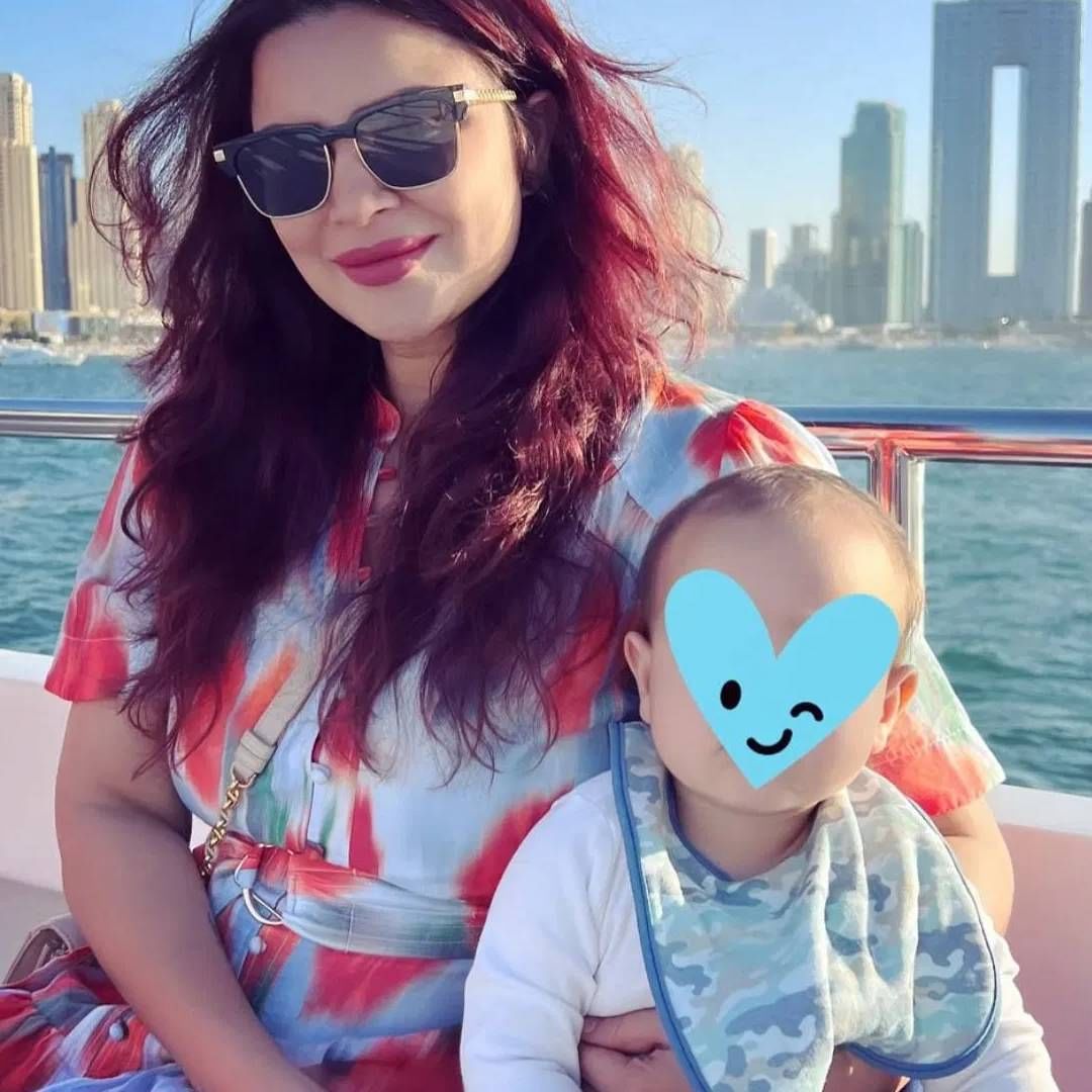 आशका गोराडिया आपल्या ब्यूटी ब्रांडची  CMO आणि डायरेक्टर आहे. बाजारात पहिल्यापासून अनेक ब्युटी आणि स्किन केयर प्रोडक्ट उपलब्ध आहेत. पण अभिनेत्रीने सर्वांना टक्कर देऊन आपलं स्थान निर्माण केलं. अभियनानंतर सुद्धा तिची चर्चा असते. काही काळापूर्वी आई बनलेली ही अभिनेत्री आपल्या बाळाला आता वेळ देत आहे.  