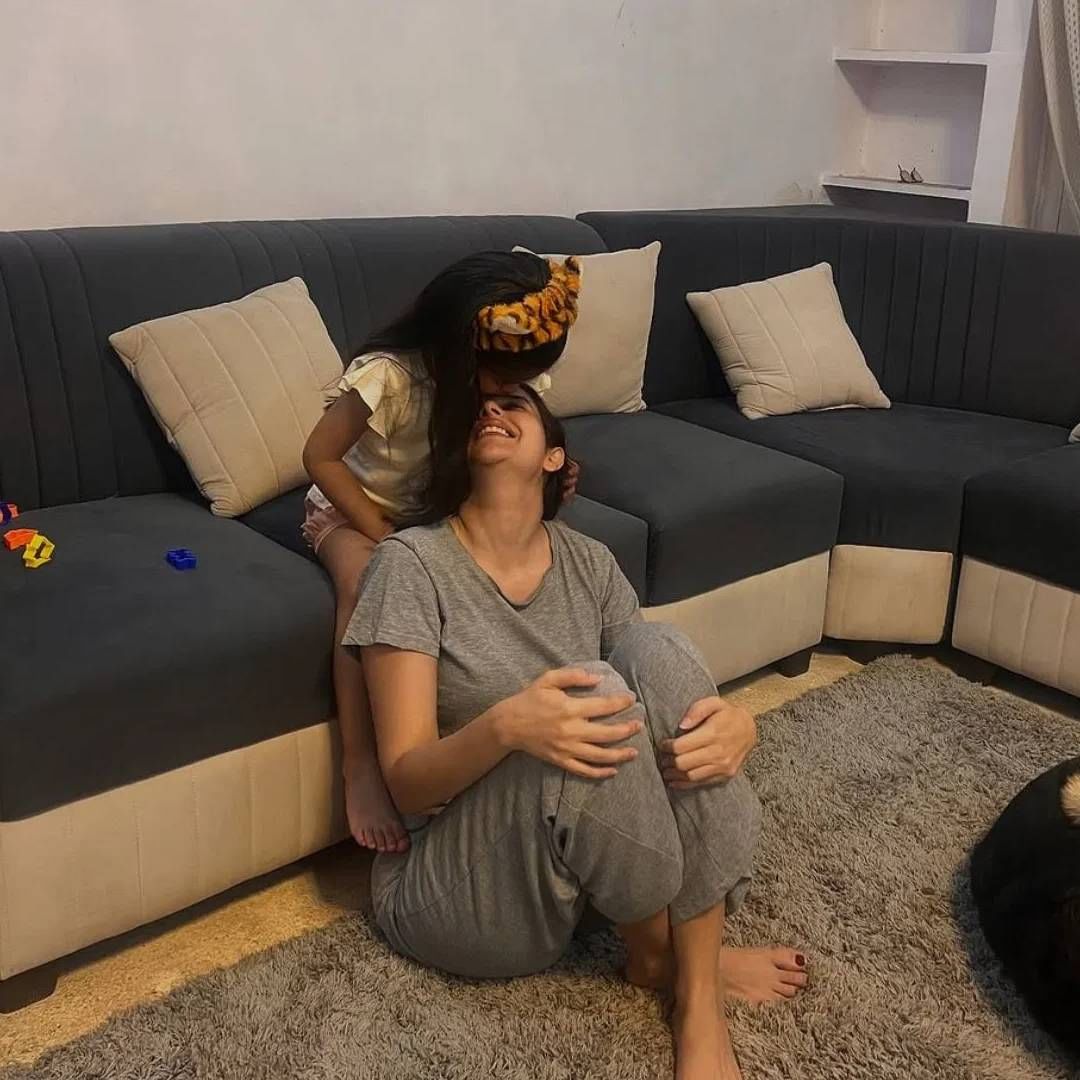 आम्ही ज्या अभिनेत्रीबद्दल बोलत आहोत, तिने साखरपुडा मोडल्यानंतर बॉलिवूडच्या टॉप अभिनेत्रीच्या भावासोबत लग्न केलं. तिला एक मुलगी सुद्धा आहे. पण हे नातं सुद्धा तुटलं. घटस्फोटानंतर ही अभिनेत्री अभिनयापासून लांब गेलीय. आता गुजराण करण्यासाठी कपडे विकावे लागत आहेत. 