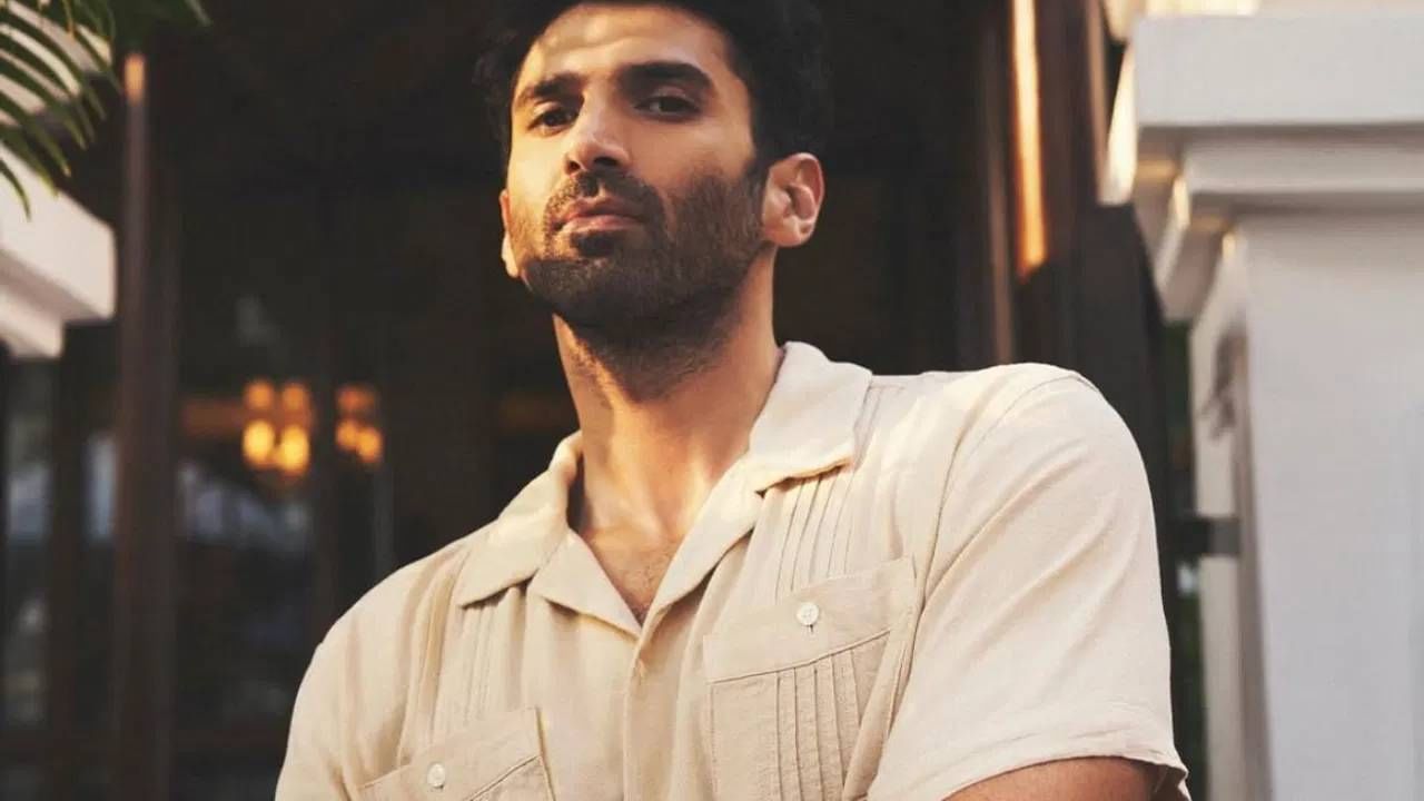 अभिनेता आदित्य रॉय कपूर सध्या त्याच्या 'मेट्रो इन दिनो' या चित्रपटामुळे खूप चर्चेत आहे. या चित्रपटात तो सारा अली खानसोबत दिसत आहे. एवढंच नव्हे तर गेल्या काही दिवसांपासून हे दोन्ही स्टार एकमेकांना डेट करत असल्याच्याही बऱ्याच बातम्या येत होत्या.