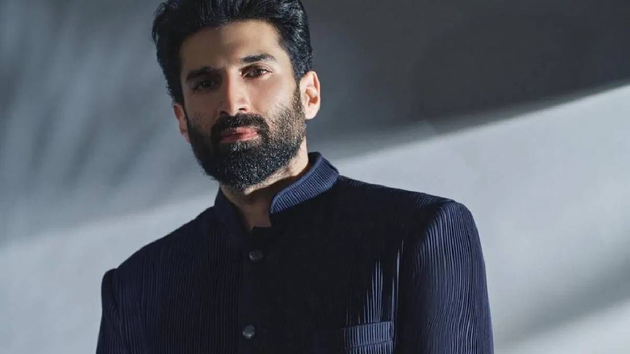 अभिनेता आदित्य रॉय कपूरच्या डेटिंग लाईफबद्दल सांगायचं झालं तर, यापूर्वी त्याचे नाव अनन्या पांडेसोबत जोडले गेले होते. मात्र त्या दोघांनीही कधीच त्यांचं नाते सार्वजनिकरित्या स्वीकारलं नाही. गेल्या वर्षी दोघेही एकमेकांपासून वेगळे झाले.