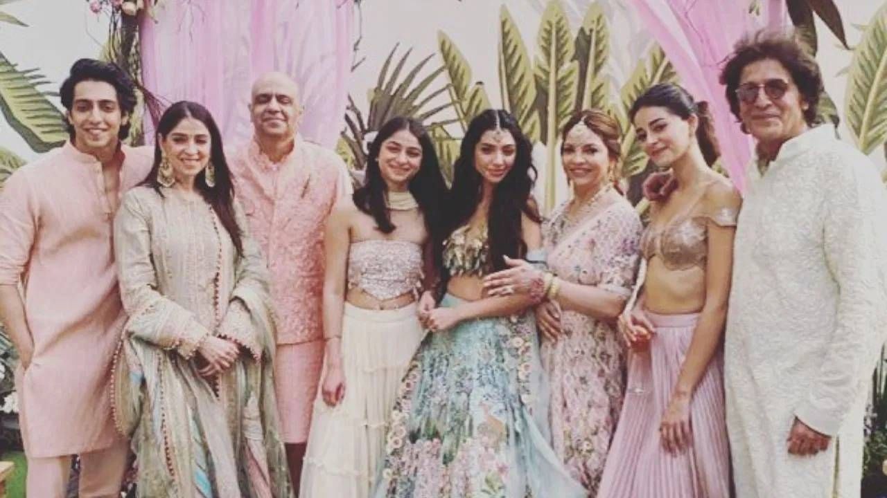 अहान पांडे हा एका प्रसिद्ध बॉलिवूड कुटुंबातील आहे. तो अभिनेता चंकी पांडेचा भाऊ, चिक्की पांडेचा मुलगा आणि अलाना पांडेचा धाकटा भाऊ आहे. याशिवाय तो बॉलिवूड अभिनेत्री अनन्या पांडेचा चुलत भाऊदेखील आहे.