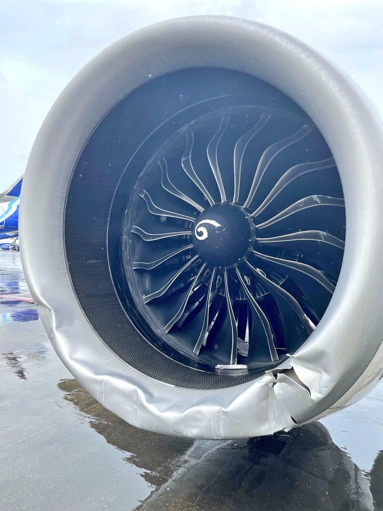 मात्र या धोकादायक परिस्थितीतही वैमानिकाने प्रसंगावधान राखत तात्काळ आवश्यक उपाययोजना केल्या. त्यांच्या कौशल्यामुळे आणि त्वरित केलेल्या कार्यवाहीमुळे काही वेळातच विमानाला पुन्हा धावपट्टीवर आणण्यात यश आले. यामुळे मोठी दुर्घटना टळली.