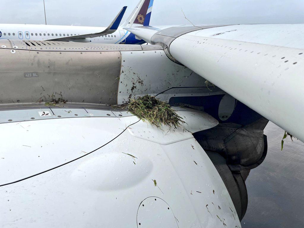 मुसळधार कोसळत असलेल्या पावसामुळे धावपट्टीवर साचलेल्या पावसाच्या पाण्याचा एक थर निर्माण झाला होता. ज्यामुळे विमानाची चाके घसरली आणि वैमानिकाचे नियंत्रण सुटले. यामुळे विमान धावपट्टीवरून काही अंतरावर घसरले.