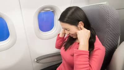 विमानात बसल्यावर कानाला दडे का बसतात? कारणासह उपायही जाणून घ्या