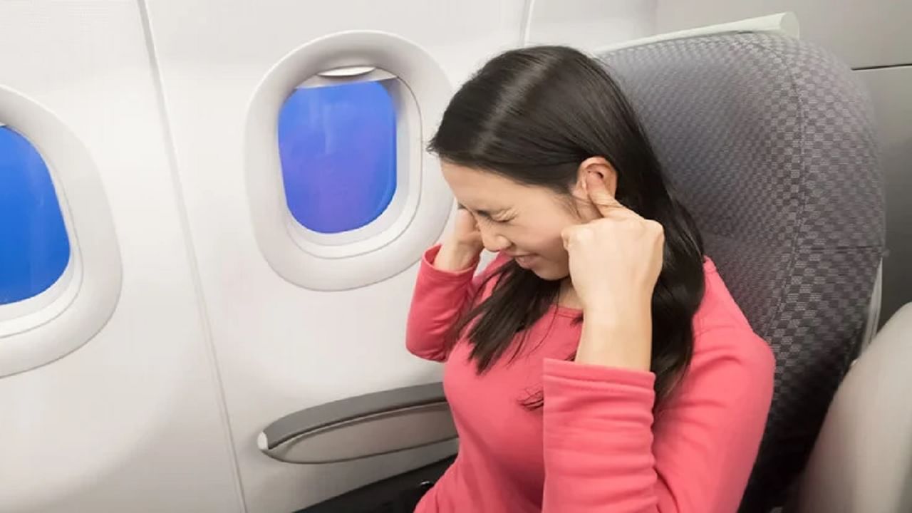 विमानात बसल्यावर कानाला दडे का बसतात? कारणासह उपायही जाणून घ्या