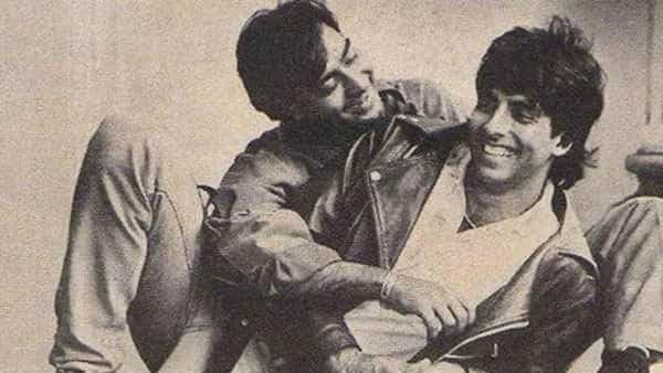 अजय देवगण आणि अक्षय कुमारने वर्ष 1991 मध्ये आपल्या अभिनय कारकीर्दीची सुरुवात केली होती. दोघांनी एकत्र काम केलेला सिंघम अगेन चित्रपट बॉक्स ऑफिसवर विशेष कमाल दाखवू शकला नाही. 30 वर्षांपूर्वी अक्षय कुमारच्या एका निर्णयामुळे अजय देवगणला भरपूर फायदा झालेला. अक्षय कुमारने अजय देवगणच नशीब पलटवलेलं.