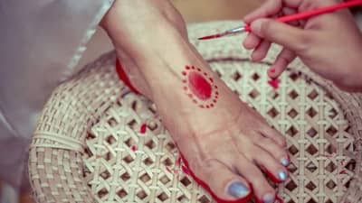 घरच्या घरी आलता कसा बनवायचा? जाणून घ्या योग्य पद्धत...