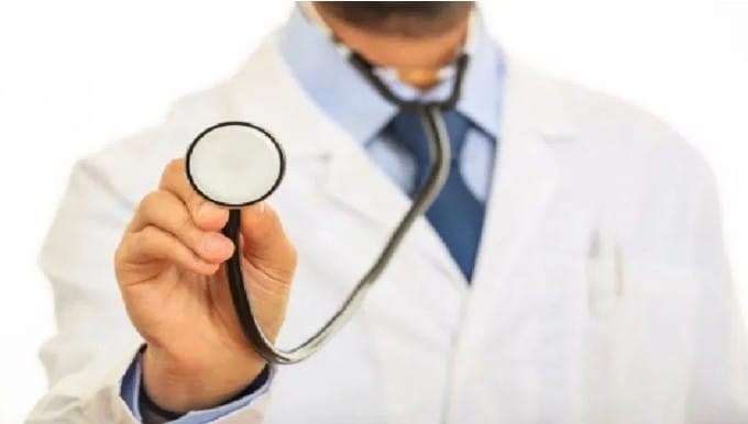 अमेरिकेत असलेल्या भारतीय वंशाच्या एका वरिष्ठ डॉक्टराचे कुकृत्य समोर आले आहे. या डॉक्टवर फसवणूक करणे, औषधांच्या बदल्यात लैंगिक संबंध ठेवण्याचे आरोप करण्यात आले आहेत. 