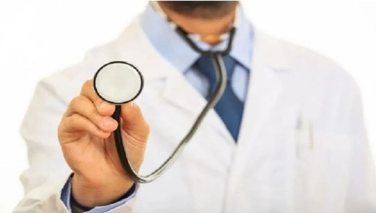 अमेरिकेत असलेल्या भारतीय वंशाच्या एका वरिष्ठ डॉक्टराचे कुकृत्य समोर आले आहे. या डॉक्टवर फसवणूक करणे, औषधांच्या बदल्यात लैंगिक संबंध ठेवण्याचे आरोप करण्यात आले आहेत. 