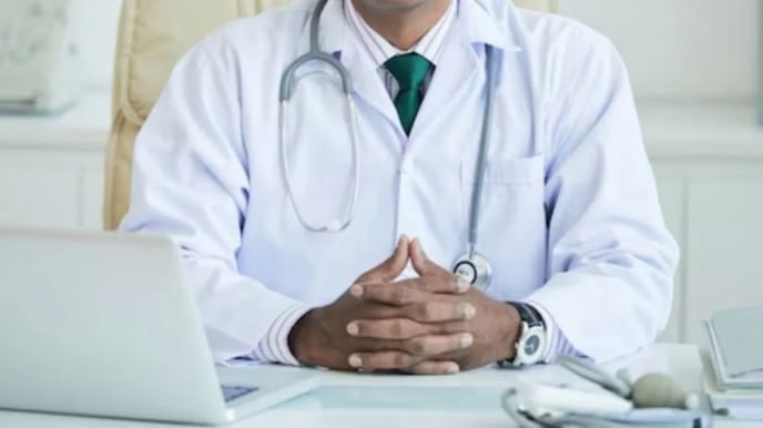 हे आरोप सिद्ध झाल्यास त्याला प्रत्येक गुन्ह्यासाठी साधारण 20-20 वर्षांची शिक्षा तसेच 2.50 लाक डॉलर्स दंड भरावा लागू शकतो. न्यू जर्सीमधील सेकॉकस या भागात हा डॉक्टर राहात असून त्याचे नाव रितेश कालरा असे आहे. या डॉक्टरचे वय 51 वर्षे आहे. 