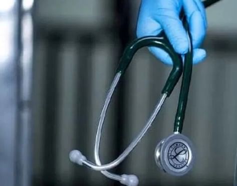 अमेरिकेतील न्यायालयात सुनावणी झाल्यानंतर आता या डॉक्टरला त्याच्या घराची नजरकैदेत ठेवण्यात आले आहे. दाखल गुन्ह्यानुसार रितेश कालरा हा त्याच्या एअर लॉन क्लिनिकच्या माध्यमातून एक संस्था चालवायचा या संस्थेच्या माध्यमातून हा डॉक्टर कथितरित्या कोणतीही गरज नसताना ऑक्सिकोडोन नावाचे शक्तिशाली ओपिऑईड लिहून द्यायचा. 