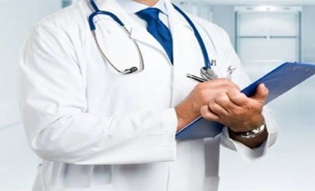 डॉ. कालरा यांनी आपल्या पदाचा वापर ड्रग्जच्या व्यसनाला प्रोत्साहन देण्यासाठी, असुरक्षित रुग्णांचे लैंगिक शोषण करण्यासाठी केला असल्याचाही आरोप करण्यात आला आहे. विशेष म्हणजे क्लिनिकच्या माजी कर्मचाऱ्यांनी तसेच रुग्णांनी डॉ. कालरा याच्याविषयी धक्कादायक दावे केले आहेत. 