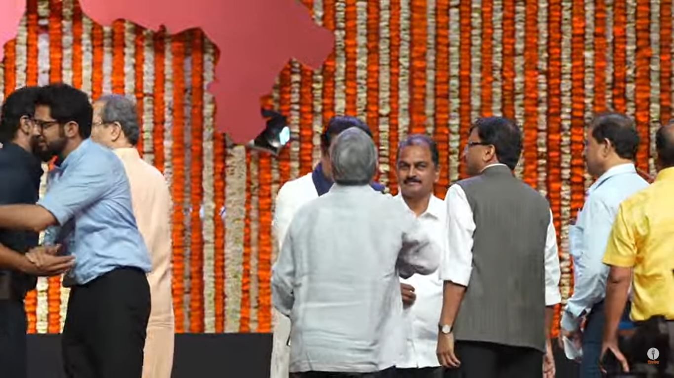 यावेळी मंचावर उद्धव आणि राज ठाकरेंसोबत त्यांचे पुत्र आदित्य आणि अमित ठाकरेसुद्धा उपस्थित होते. आदित्य आणि अमित यांनी एकमेकांची गळाभेट घेतली.