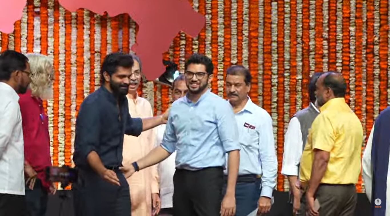 अमित आणि आदित्य ठाकरे यांनी एकत्र फोटोसाठी पोझसुद्धा दिले. कार्यक्रम संपल्यानंतर मंचावर दोन्ही ठाकरे कुटुंबीयांना एकत्र पाहून कार्यकर्त्यांमध्ये उत्साह संचारला.