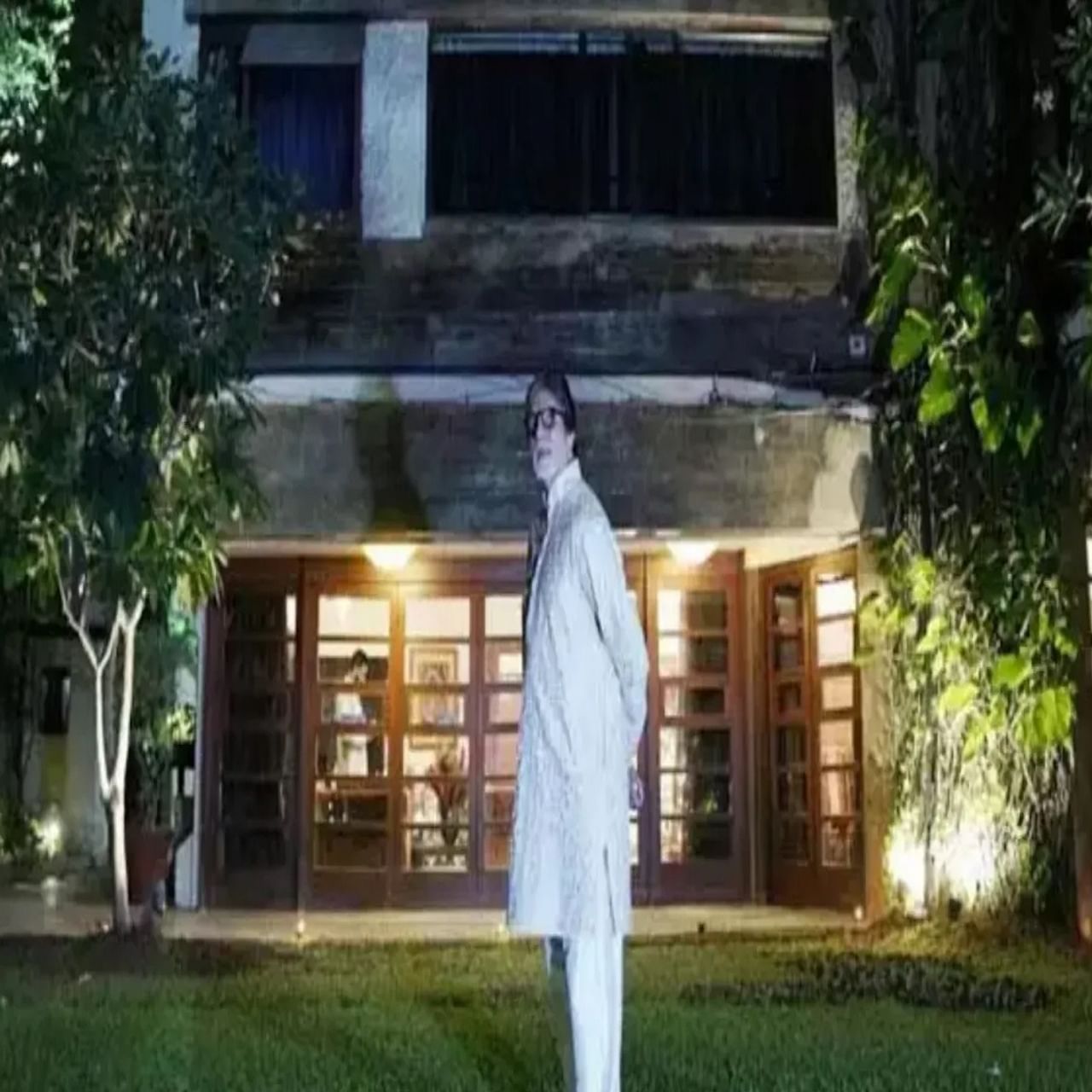 अमिताभ बच्चन म्हटलं की बॉलिवूडमधील सगळ्यात मोठं नाव. अभिनयासाठी देखील आणि घराणं म्हणून देखील बच्चन फॅमिलीकडे फार आदराने पाहिलं जातं. पण फक्त घराणंच नाही तर अमिताभ बच्चन यांच्याकडे असणाऱ्या प्रॉपर्टीची देखील तेवढीच चर्चा होत असते. अमिताभ बच्चन यांच्याकडे कोट्यावधी रुपयांचे बंगले आहेत. जर या बंगल्यांची किंमत जोडली तर त्यांची एकट्याची मालमत्ता सुमारे 1000 कोटी रुपयांची आहे. अमिताभ बच्चन यांचे कोट्यवधींचे बंगले असल्याचं म्हटलं जातं.