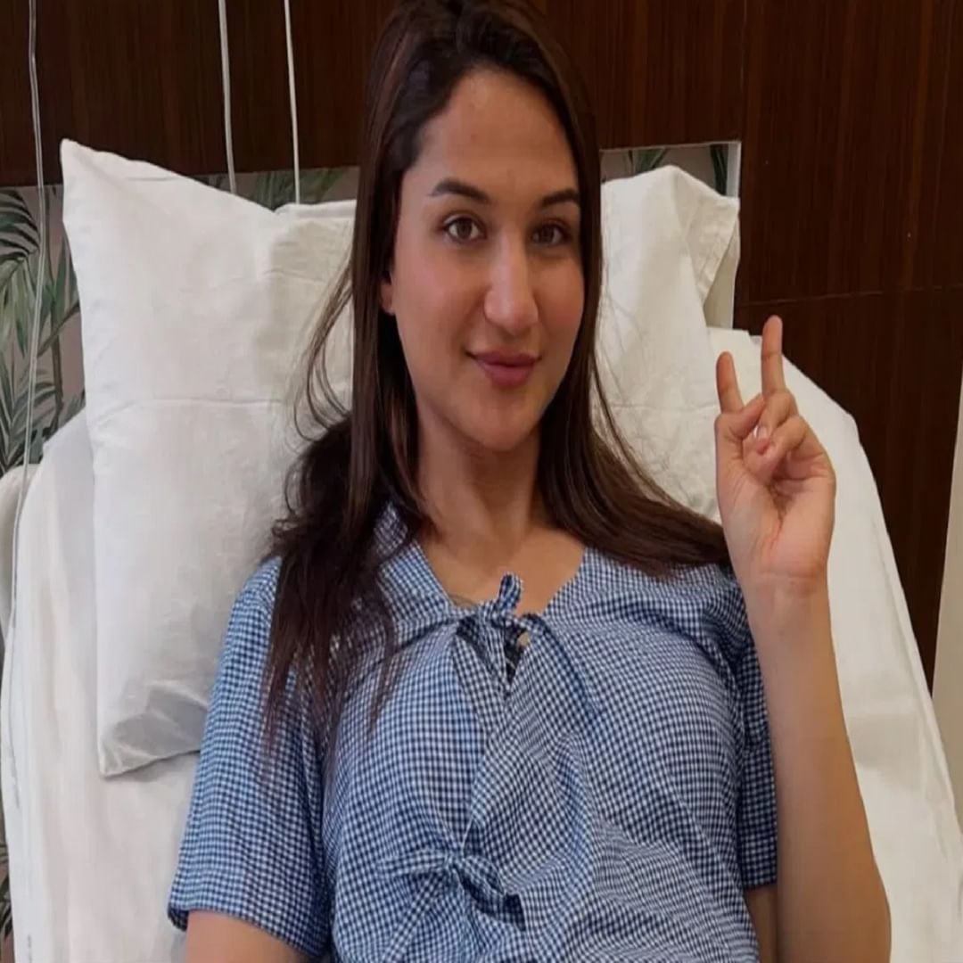 मुलापासून मुलगी झाल्यानंतर, अनाया सतत चर्चेत असते. सध्या, ती तिच्या अलिकडच्या शस्त्रक्रियेमुळे चर्चेत आहे. अनाया बांगरने 2 जुलै रोजी स्तन वाढवण्यासाठी सर्जरी आणि ट्रेकियल शेव की सर्जरी केली.