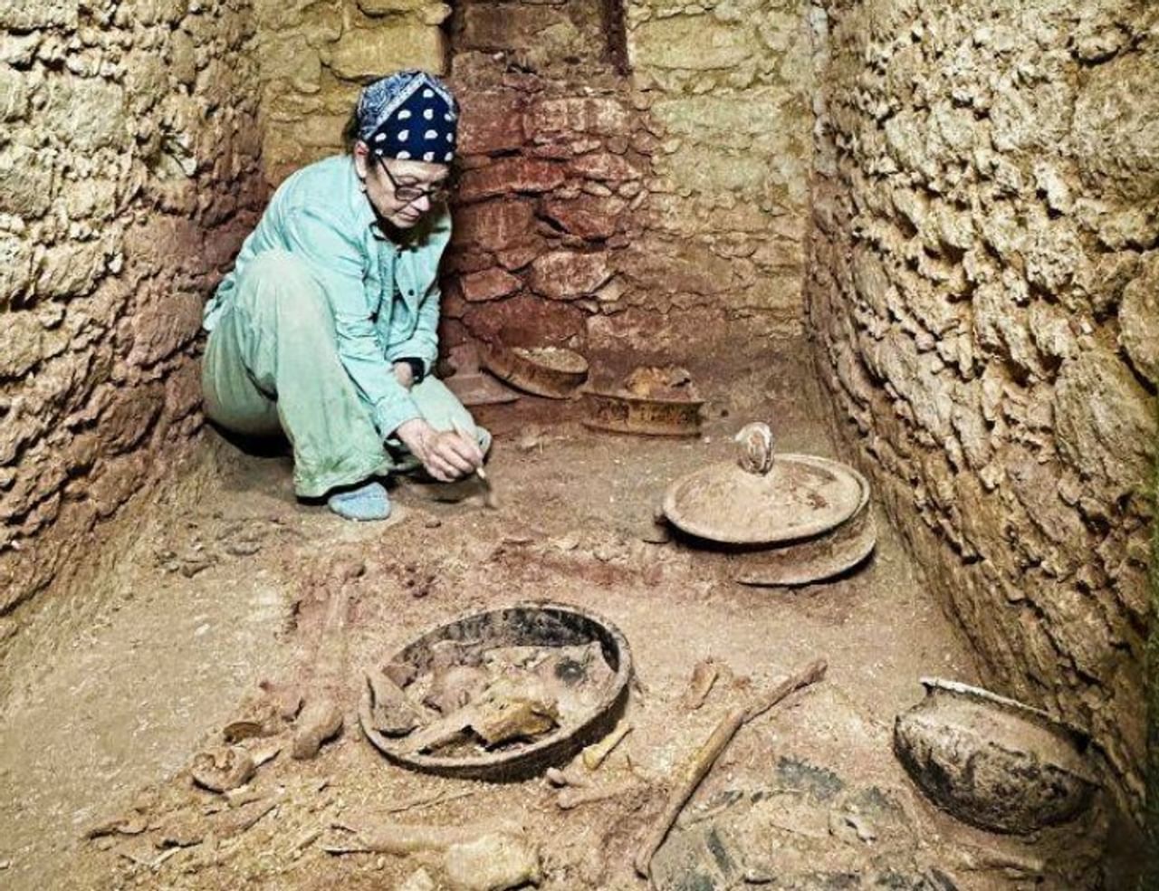 युनिव्हर्सिटी ऑफ ह्युस्टनच्या एका टीमचे पुरतत्त्ववेत्ता अर्लेन चेस आणि डायने चेस यांनी एक प्राचीन शहर वसवणाऱ्या राजाचे समाधी शोधून काढले आहे. या सम्राटाचे नाव तेक आब चाक असे असून त्याने साधारण 1600 वर्षांपूर्वी प्राचीन माया सभ्यता असलेले एक शहर वसवले होते. (Photo Credit- X account- @PlayaRiviera)