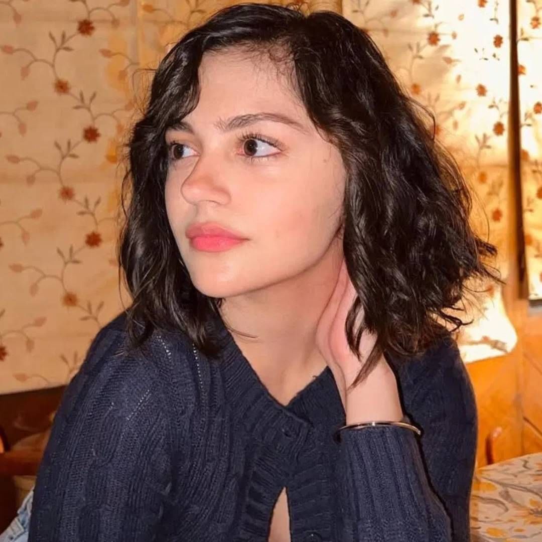 तिचं पालन पोषण शीख परंपरेनुसार झालय. यात गुरुद्वारामध्ये जाणं, कीर्तन आणि सेवा प्रमुख आहे. 