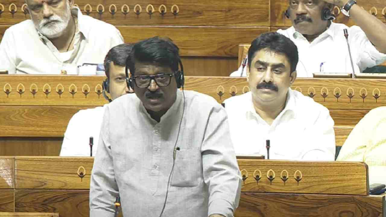 Operation Sindoor : बाळासाहेबांचं ते वाक्य खरं ठरलं, मोदींनी पाकिस्तानात जाऊन.., अरविंद सावंतांनी घेरलं! Operation Sindoor : बाळासाहेबांचं ते वाक्य खरं ठरलं, मोदींनी पाकिस्तानात जाऊन.., अरविंद सावंतांनी घेरलं!