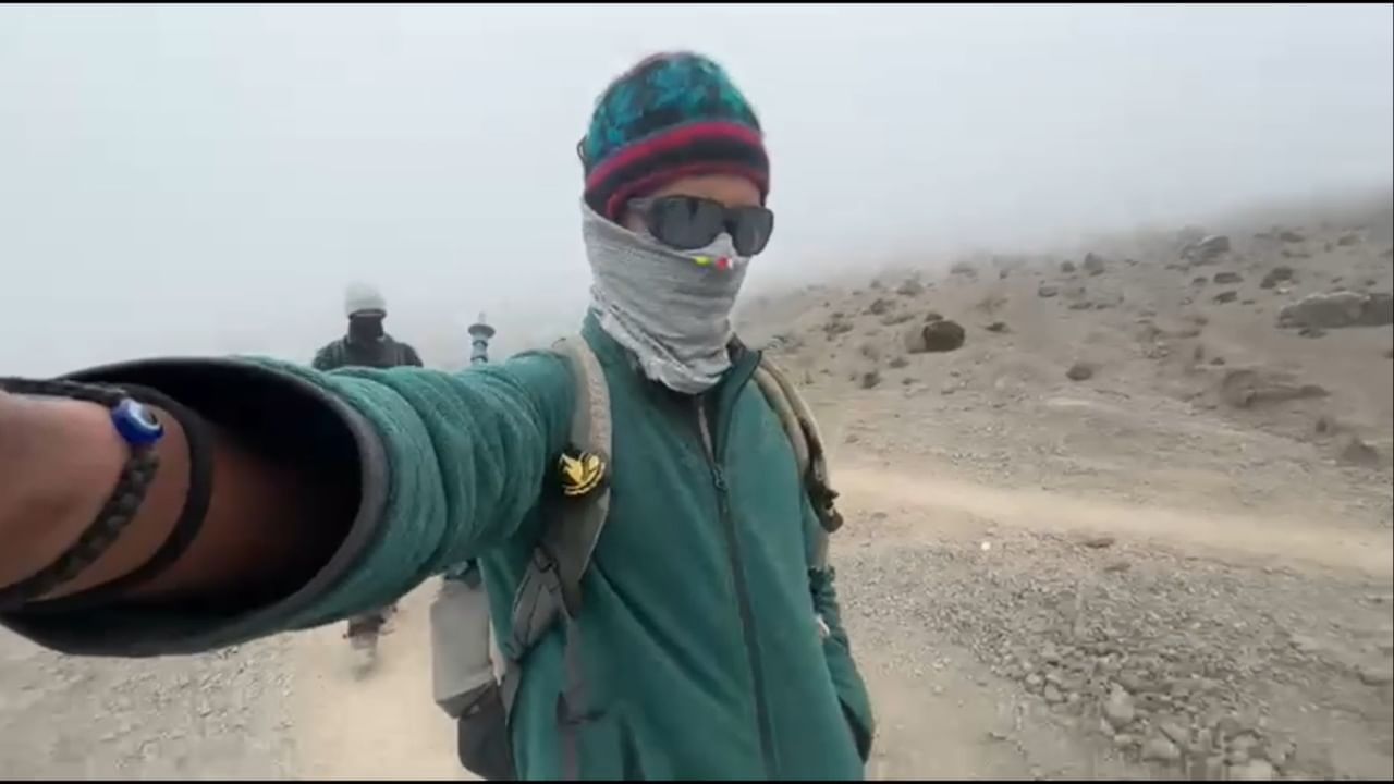 डोंबिवलीच्या २३ वर्षीय आर्यन शिरवळकरनं आफ्रिकेतील सर्वोच्च शिखर माऊंट किलिमांजारो सर करत भारताचा तिरंगा डौलाने फडकवला आहे. अवघ्या सात दिवसांच्या मोहिमेत १९,३४१ फूट (५,८९५ मीटर) उंची गाठत आर्यननं हे शिवधनुष्य पेललं. विशेष म्हणजे, ठाणे जिल्ह्यातून हा पर्वत सर करणारा तो पहिला गिर्यारोहक ठरला आहे.