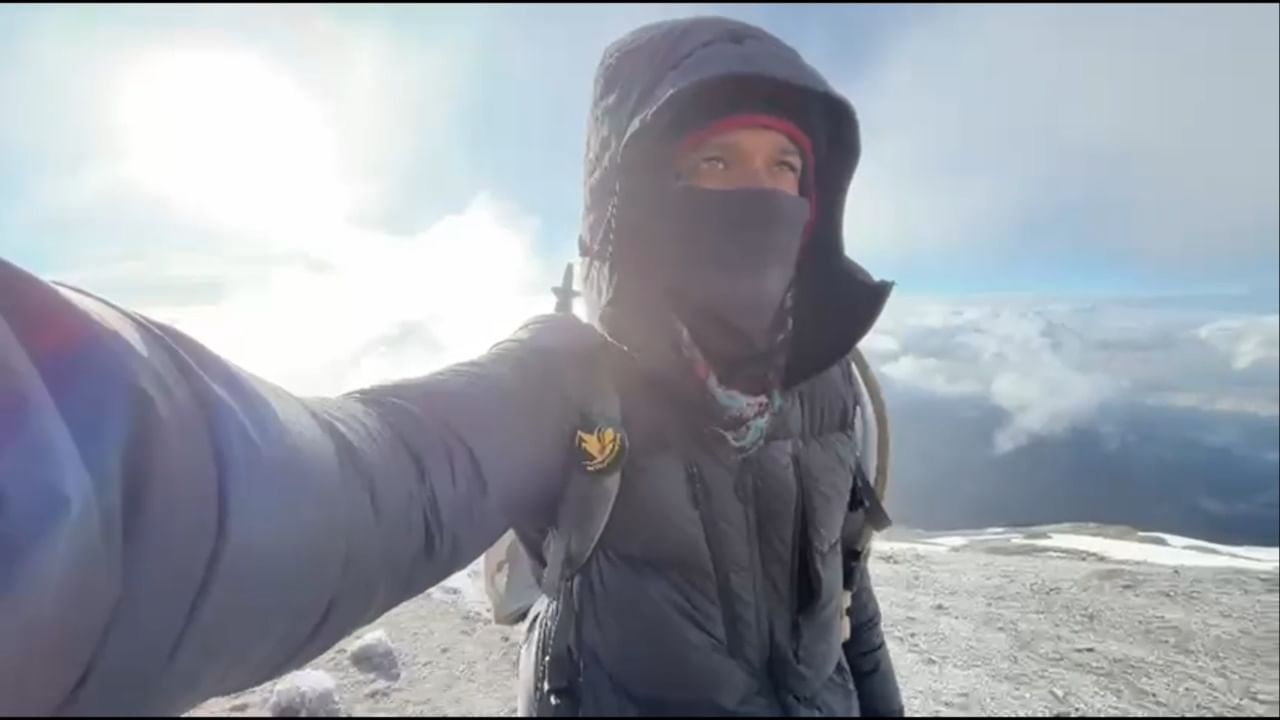 डोंबिवली पूर्वेकडील एमआयडीसी निवासी विभागातील पाम व्ह्यू सोसायटीत राहणाऱ्या आर्यनला लहानपणापासूनच निसर्गाची आवड आहे. वयाच्या पंधराव्या वर्षापासून त्याने गिर्यारोहणाला सुरुवात केली. मनालीमध्ये विशेष प्रशिक्षण घेतल्यानंतर, वयाच्या सोळाव्या वर्षी त्याने १३,५०० फूट उंचीचा पथल शु माउंटन सर केला होता.