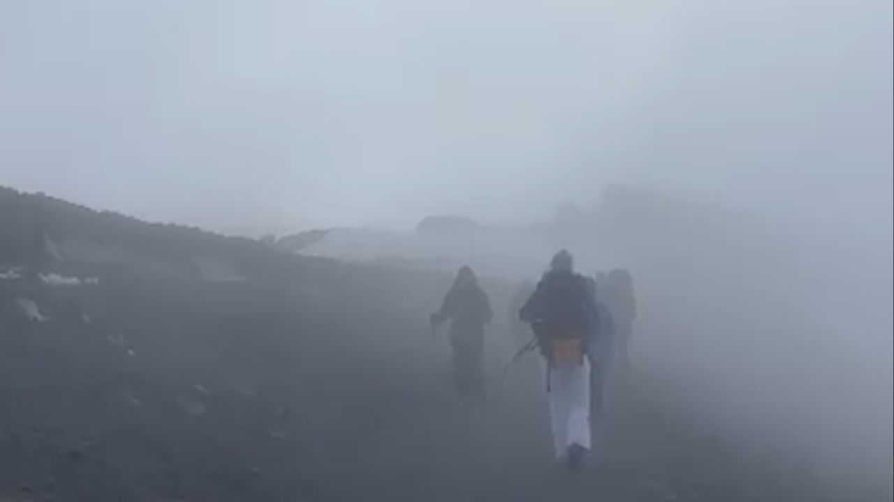 या प्रवासात त्याला कमी वायुदाब, कमी ऑक्सिजन, लांबवर पसरलेले रस्ते आणि मर्यादित पाण्याची उपलब्धता अशा अनेक कठीण परिस्थितींचा सामना करावा लागला. तरीही त्याने जिद्द आणि कठोर परिश्रमाच्या बळावर १२ जुलै रोजी शिखरावर पोहोचून भारताचा तिरंगा दिमाखाने फडकवला.