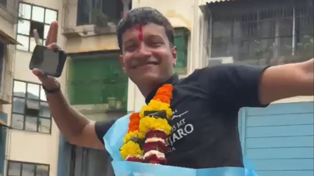 आर्यनने अब्विमास (ABVIMAS) मधून माउंटेनिअरिंग इन्स्ट्रक्टर कोर्स पूर्ण केला असून, बेसिक माउंटेनिअरिंग कोर्समधील प्रशिक्षणार्थ्यांना त्याने व्याख्यानेही दिली आहेत. तसेच, त्याने हनिफल सेंटरमधून आउटडोअर लीडरशिप कोर्स आणि एरी बॅककंट्री मेडिसिन (Aerie Backcountry Medicine) द्वारे विल्डरनेस फर्स्ट रिस्पॉन्डर (WFR) प्रमाणपत्रही मिळवले आहे. आतापर्यंत त्याने १० हून अधिक प्रमाणपत्र अभ्यासक्रम अल्फा ग्रेडमध्ये पूर्ण केले आहेत.