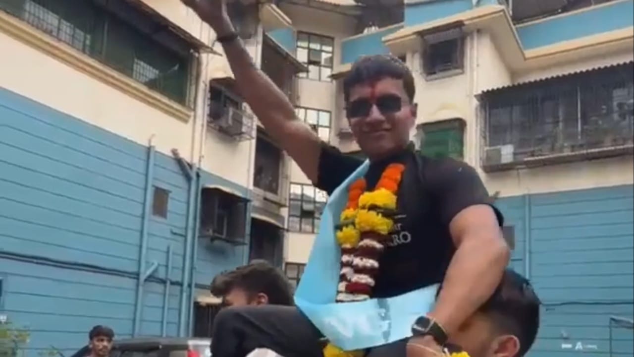 किलिमांजारो सर करून डोंबिवलीतील आपल्या घरी परतताच, आर्यनच्या इमारतीतील रहिवाशांनी ढोल-ताशांच्या गजरात आणि मोठ्या उत्साहात त्याचे स्वागत केले. आर्यनच्या या अतुलनीय कामगिरीबद्दल सर्वच स्तरांतून त्याच्यावर अभिनंदनाचा वर्षाव होत आहे.