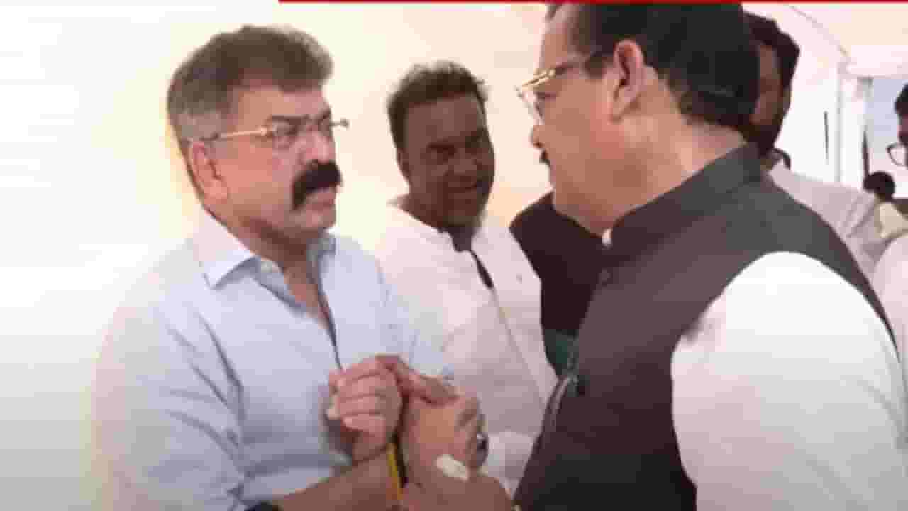 Monsoon session : विधानभवन परिसरात आव्हाडांनी शिरसाटांचा हात ओढला अन्... पुढे काय झालं? बघा तुम्हीच Monsoon session : विधानभवन परिसरात आव्हाडांनी शिरसाटांचा हात ओढला अन्... पुढे काय झालं? बघा तुम्हीच