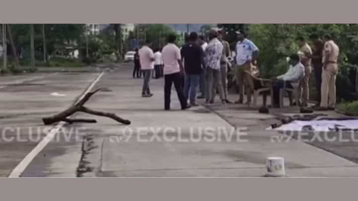 Badlapur Breaking : बदलापुरात आमदारांच्या घराबाहेरील रस्त्यावर गोळीबार Badlapur Breaking : बदलापुरात आमदारांच्या घराबाहेरील रस्त्यावर गोळीबार