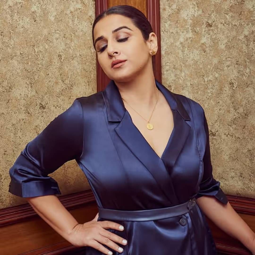 रात्री शूटिंग संपल्यानंतर तो माझ्या रुमच्या दरवाजावर आला. त्याने मला आवाज देऊन विचारलं, ठीक आहे ना?. माझ्या डोक्यावर किस केलं आणि निघून गेला. म्हणून संजय दत्त संजय दत्त आहे. त्याच्याकडून पॉझिटिव्ह वाइब्स मिळतात. 